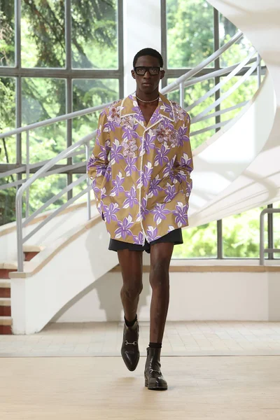 Look 10
